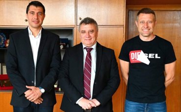 Ректорът на УНСС проф д р Димитър Димитров посрещна в кабинета