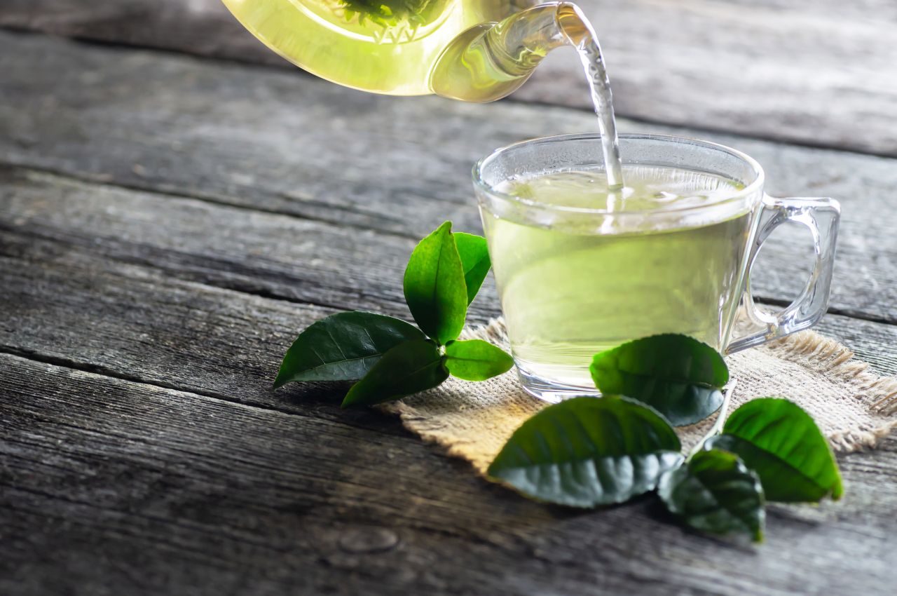 <p><strong>Зелен чай</strong></p>

<p>Зеленият чай е чудо при подуване на корема. Известен със своите противовъзпалителни свойства, една топла чаша зелен чай ще ви помогне да сплескате корема си.</p>