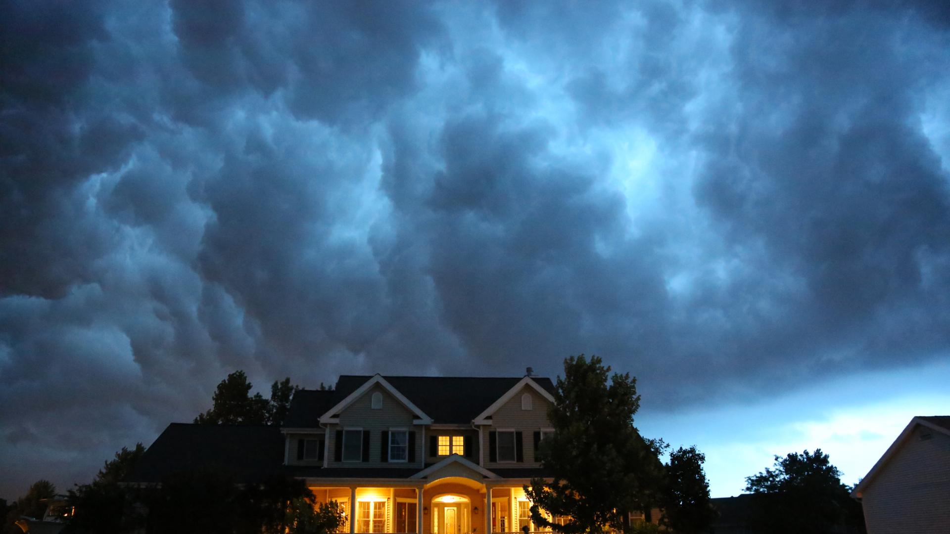 Мълния причини пожар в къща в село Бръщен община Доспат
