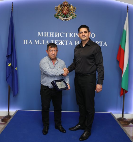 Министър Василев награди щангистите след Европейското1