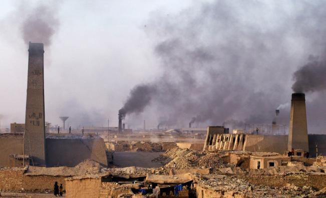 Среднощна атака срещу военна база в Ирак, кой стои зад нападението