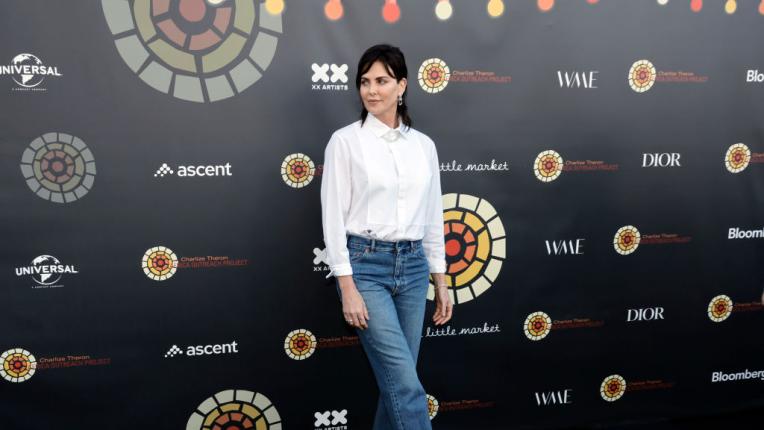  Чарлийз Терон впечатли с нова дръзка прическа 