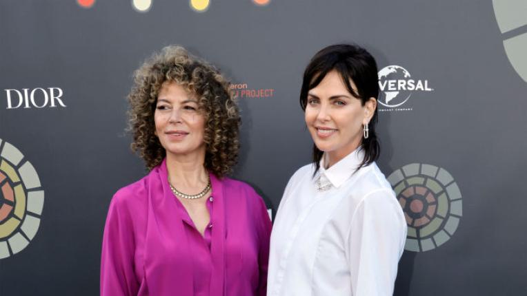  Чарлийз Терон впечатли с нова дръзка прическа 