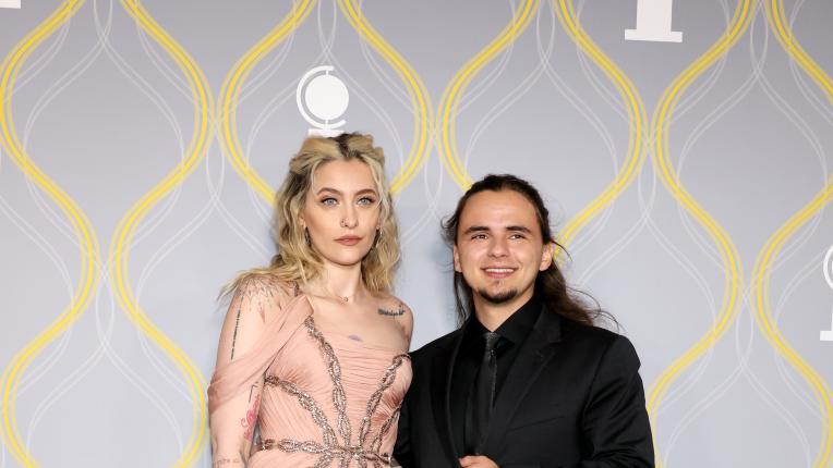  Звезден искра от аления килим на премиите „ Тони “ 