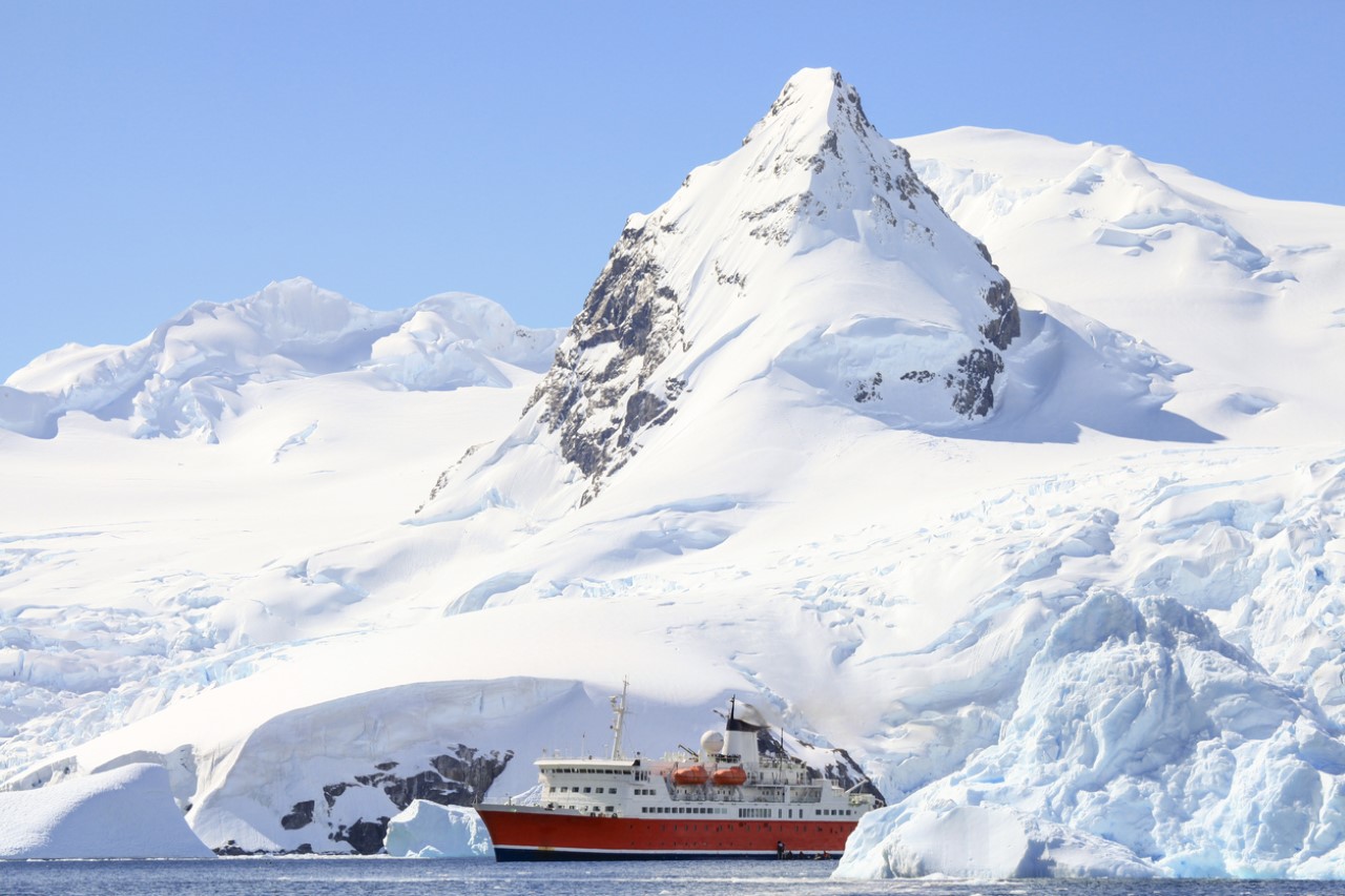 <p>Руал Амундсен и неговата експедиция са първите, които достигат географския южен полюс</p>