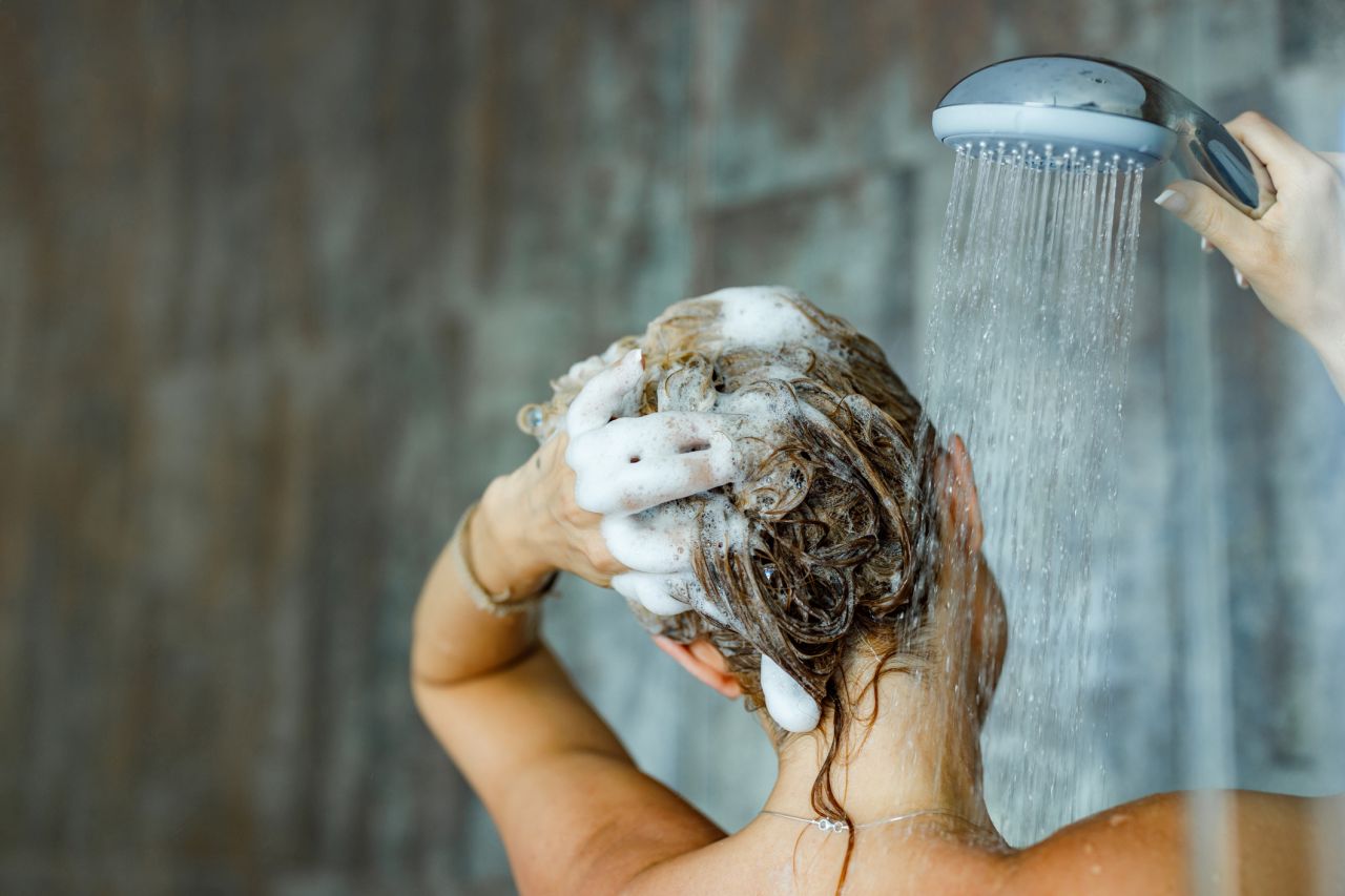 <p><strong>Прекалено често миене на косата</strong></p>

<p>Често срещано погрешно схващане е, че колкото по-често мием косата си, толкова по-чиста ще бъде тя. Всъщност миенето на косата ни я лишава от естествените ѝ масла. Затова не прекалявайте.</p>