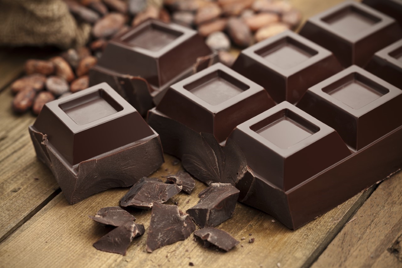 <p>Черен шоколад:&nbsp;Повечето хора, които искат да подобрят любовния си живот, се радват да чуят, че черният шоколад е естествен стимулатор на либидото. Той помага за повишаване на нивата на серотонин и допамин в мозъка. Това са вашите невротрансмитери, които ви карат да се чувствате добре. Антиоксидантът, открит в какаото, известен като флаваноли, също помага за увеличаване на притока на кръв и отпускане на кръвоносните съдове. Това осигурява обилен приток на кръв до всички правилни места в точното време! Количеството флаваноли, присъстващи в шоколада, може да варира значително в зависимост от начина на производство и конкретната марка. Най-добрият източник на флаваноли идва от неподсладеното какао на прах.&nbsp;</p>