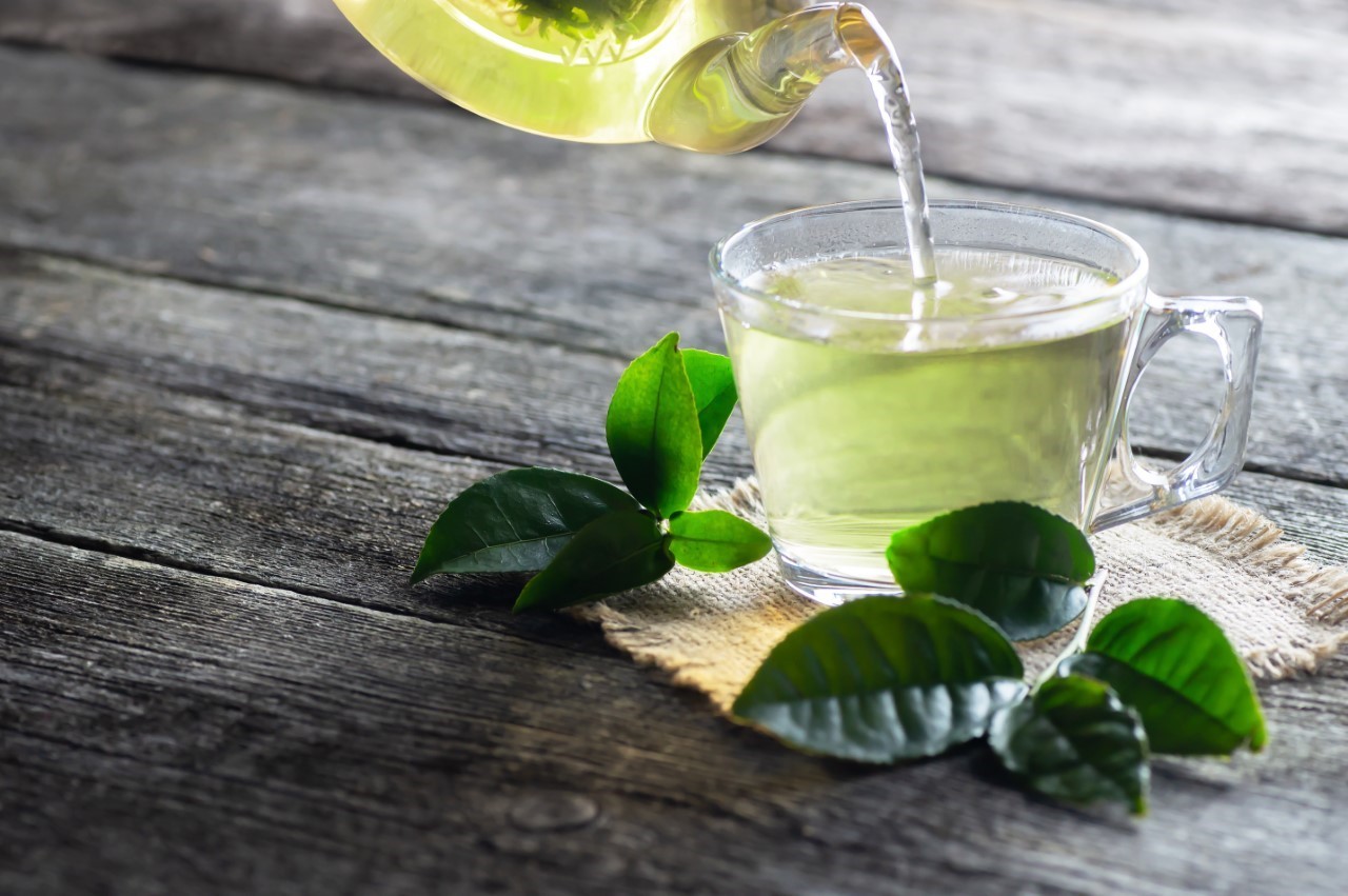 <p>Зелен чай:&nbsp;Независимо дали го предпочитате горещ или студен, зеленият чай може да внесе много желана топлина в сексуалния ви живот. Катехините са съединения, които се съдържат в зеления чай. Те помагат за притока на кръв и намаляват мазнините по корема. Има два специфични начина, по които катехините могат да подобрят притока на кръв. Първо, те елиминират свободните радикали, за които е известно, че възпаляват и увреждат кръвоносните съдове. Това ги прави по-ефективни при транспортиране на кръв. Второ, катехините помагат на клетките на кръвоносните съдове да се отделят от азотния оксид, увеличавайки размера на кръвоносните съдове и подобрявайки притока на кръв.&nbsp;</p>