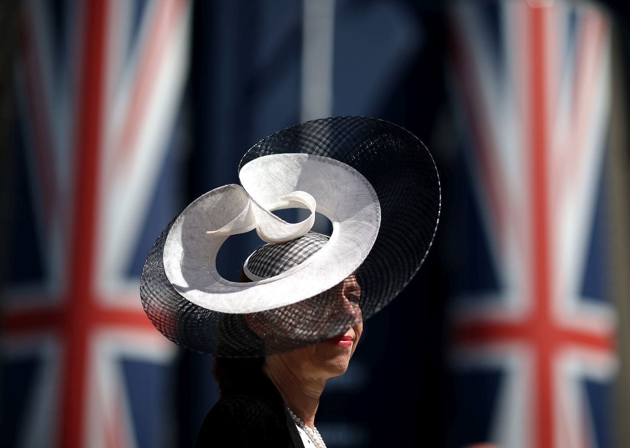 <p>Най-впечатляващите шапки от ден 1 на конните надбягвания Royal Ascot</p>