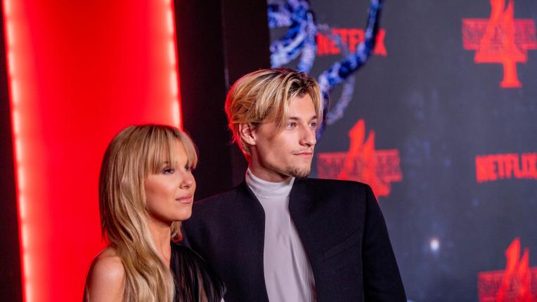  Джейк Джон Боуви и Мили Боби Браун на аления килим 