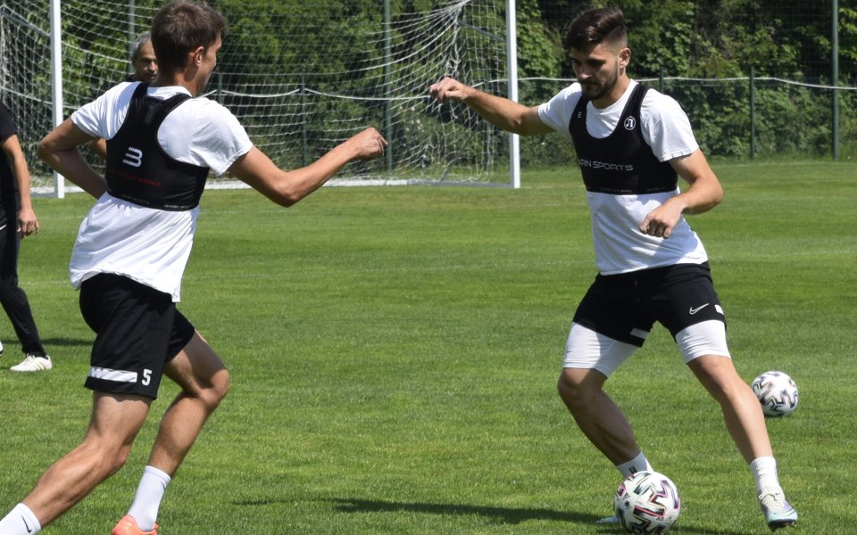 Представителният отбор на Локомотив Пловдив продължава с усилената си подготовка