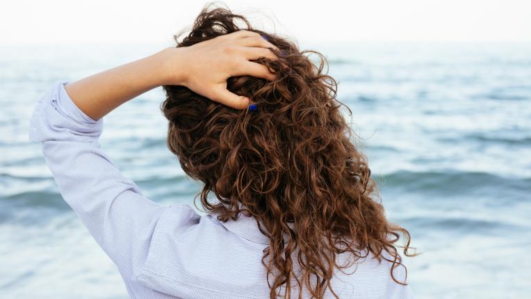  Плажни къдрици: 6 лесни техники 