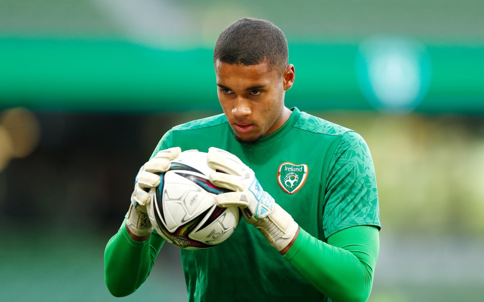 Вратарят на Манчестър сити Гавин Базуну ще премине в Саутхемптън.