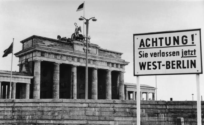 Мрачната история на Берлинската стена