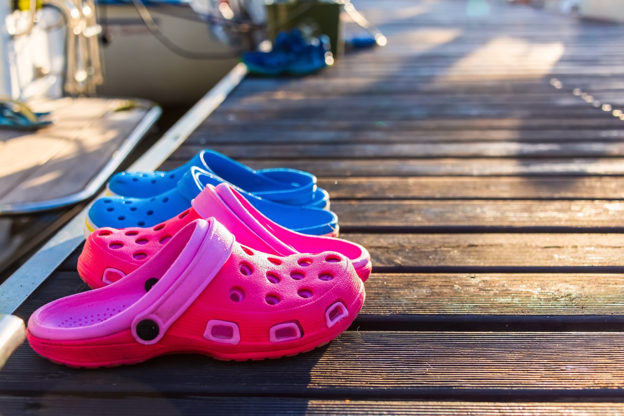 <p>Crocs: От градината направо на модните подиуми на марки като Balenciaga, чехлите Crocs винаги ще бъдат обект на дискусия. Трябва ли да се носят като ежедневни обувки? Или пък трябва да останат само за домашни дейности като градинарството?... Антисписъкът при мъжете завършва, както при жените, с тенденция от 90-те - чанта през кръста (диагоналка). Макар да я виждаме при почти всеки тийнейджър днес и да е много удобно решение за мъжете, тъй като могат да поберат телефон, портфейл и ключове в нея, тази тенденция все още е топ 5 на антинтенденциите за мъже.</p>