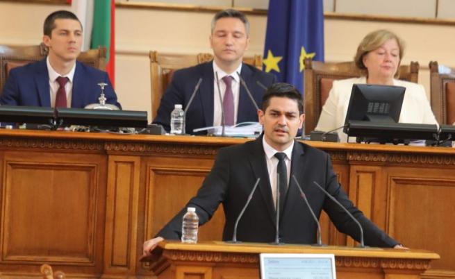 Радостин Василев: Не мога да предпочета моя лидер пред българския народ