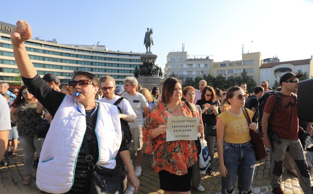 <p>Протест в подкрепа на Никола Минчев пред парламента</p>