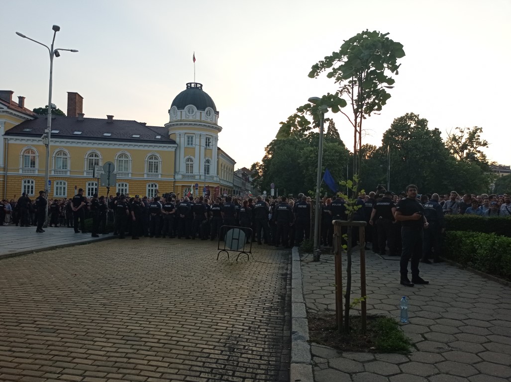 <p>Протест в подкрепа на Никола Минчев пред парламента</p>