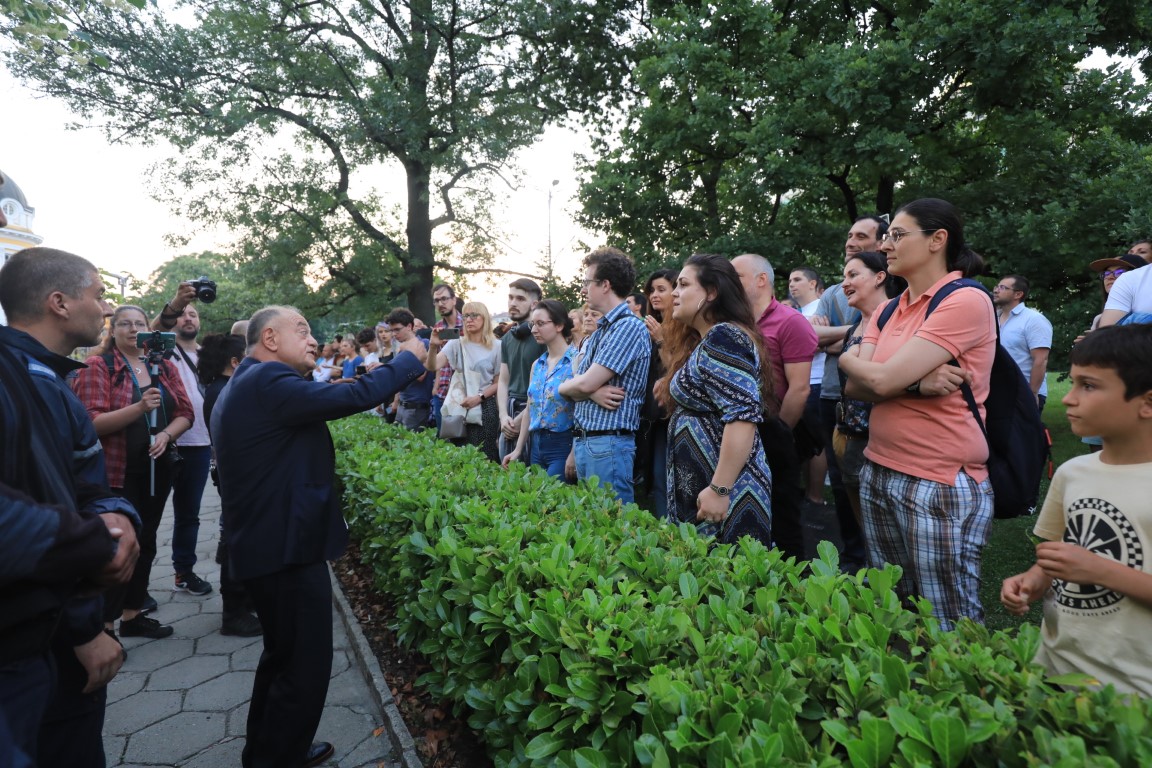 <p>Протест в подкрепа на Никола Минчев пред парламента</p>