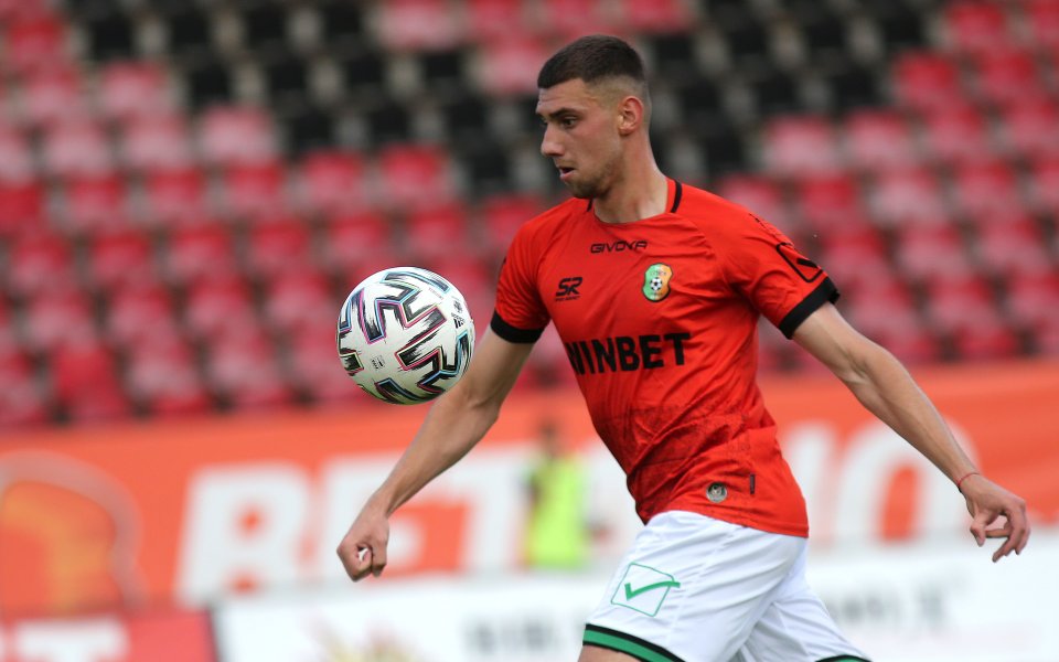 Литекс постигна първа победа през този сезон. &bdquo;Оранжевите&rdquo; разбиха с