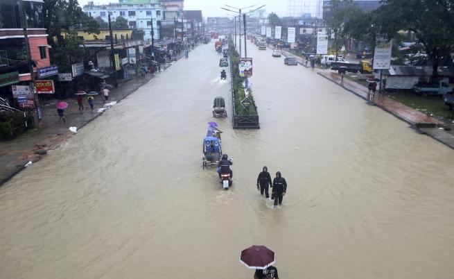 Милиони души са в капан, след като наводнения опустошиха части от Бангладеш и Индия