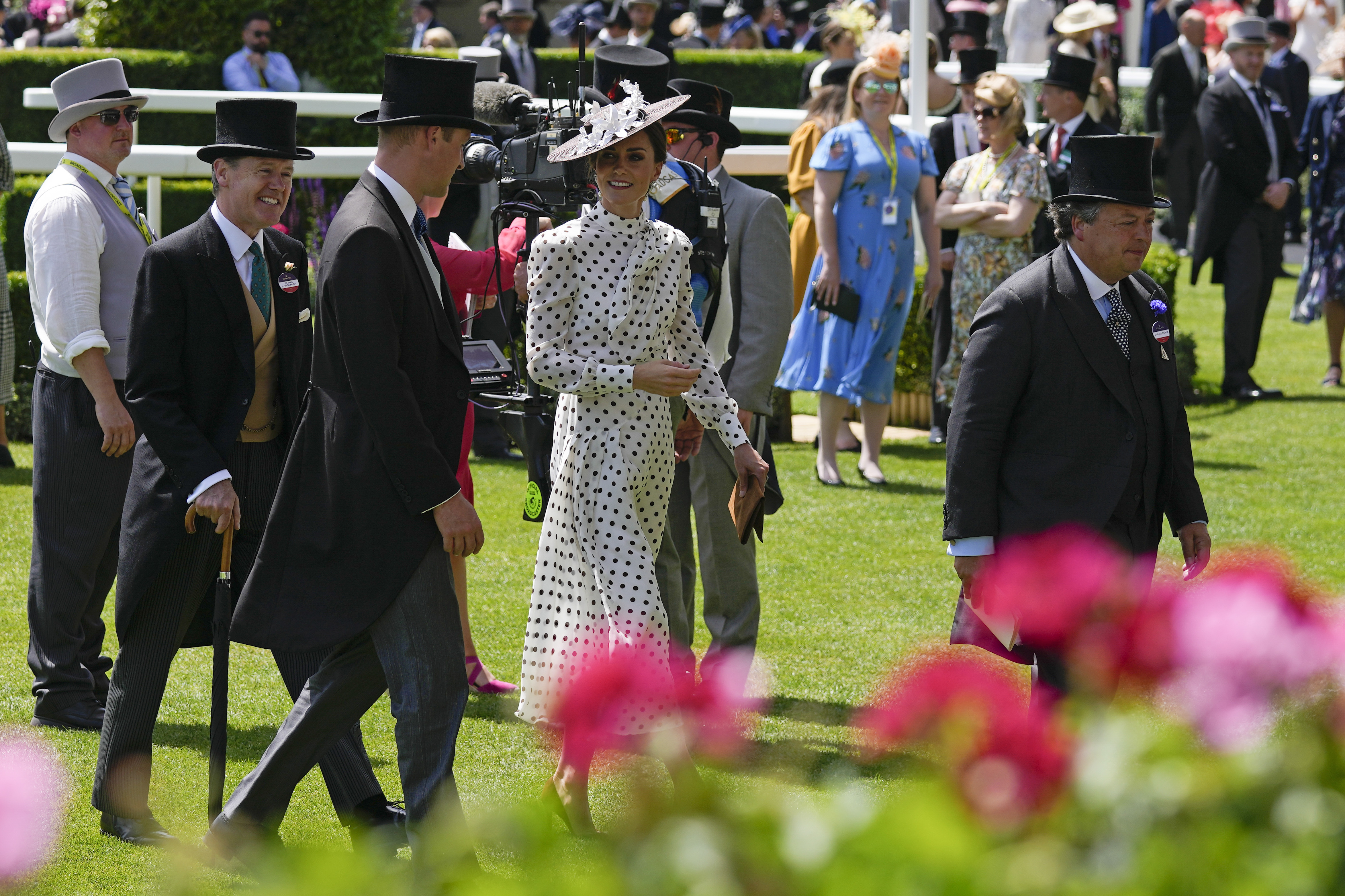 <p>Принц Уилям и съпругата му Кейт Мидълтън посетиха в петък конните състезания Роял Аскот. Херцогинята на Кеймбридж отново привлече всички погледи към себе си със стилната си визия. Тя бе избрала елегантен тоалет на точки от Alessandra Rich, който много напомня на визия на принцеса Даяна.</p>