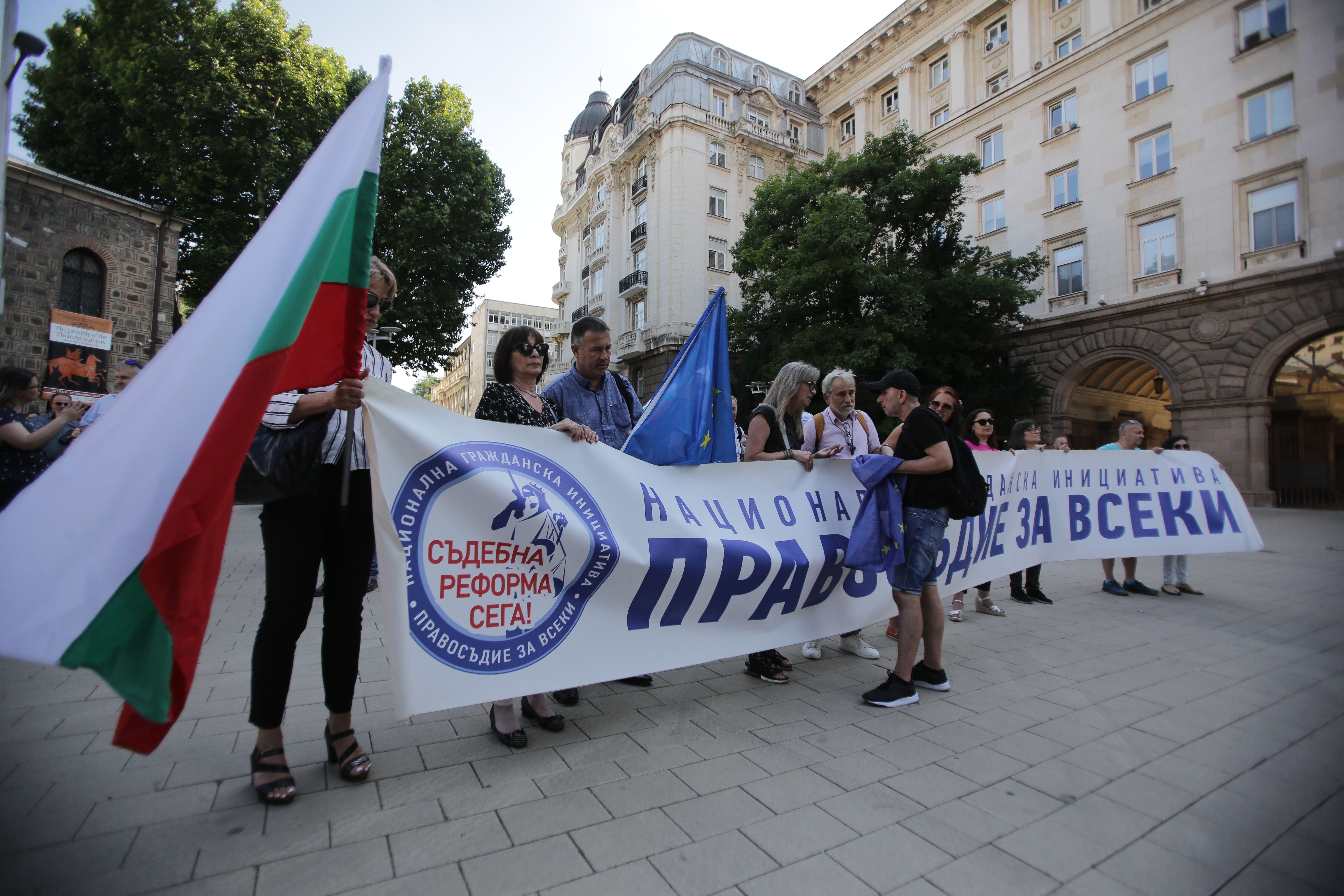 <p>Шествието под надслов &bdquo;Марш за Европейска България - в защита на парламентаризма и демокрацията!&ldquo; тръгна от Президентството и стигна до Народното събрание, където се сля с гражданския протест в подкрепа на правителството. На протеста присъстват също премиерът Кирил Петков, министри и депутати</p>