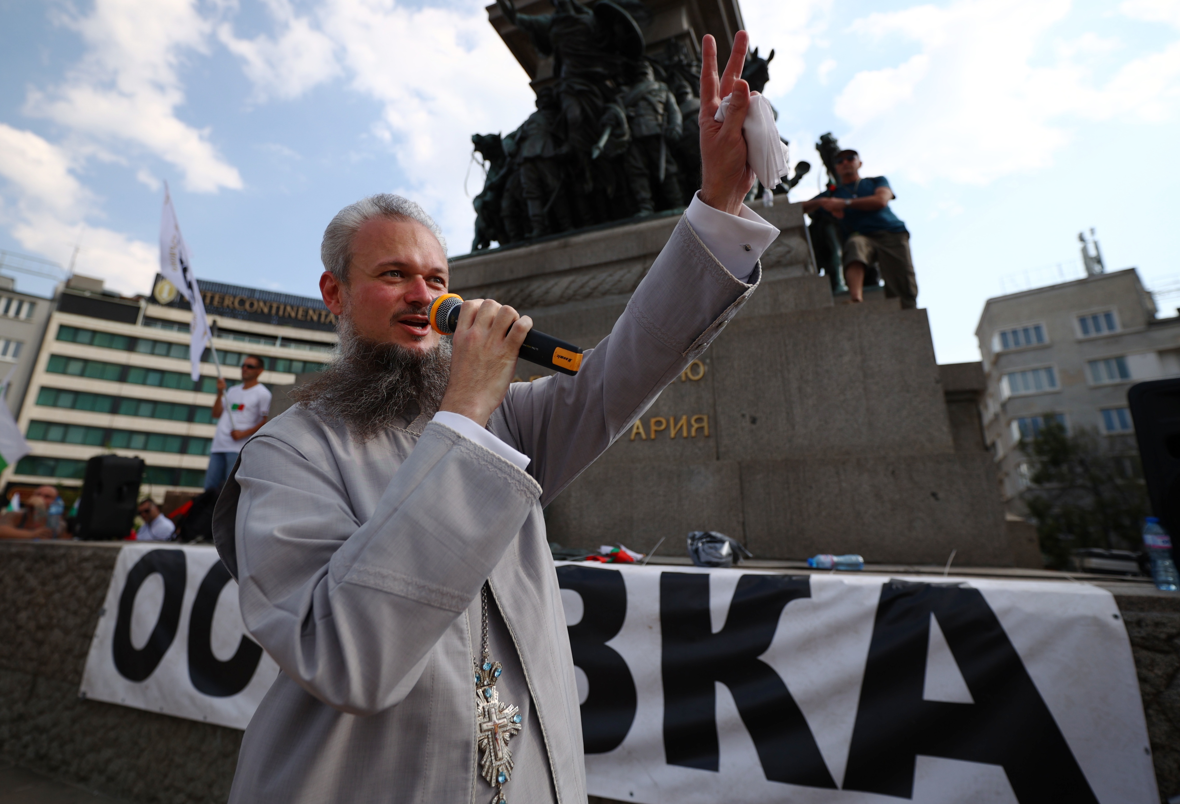 <p>Привърженици на партия &bdquo;Възраждане&ldquo; протестират пред парламента с искане за оставка на правителството. Събралите се скандират &bdquo;Оставка&ldquo;. Издигнат е плакат с надпис: &quot;Историята на България не се продава&quot;. Към протестиращите се присъединиха и депутати от партията</p>