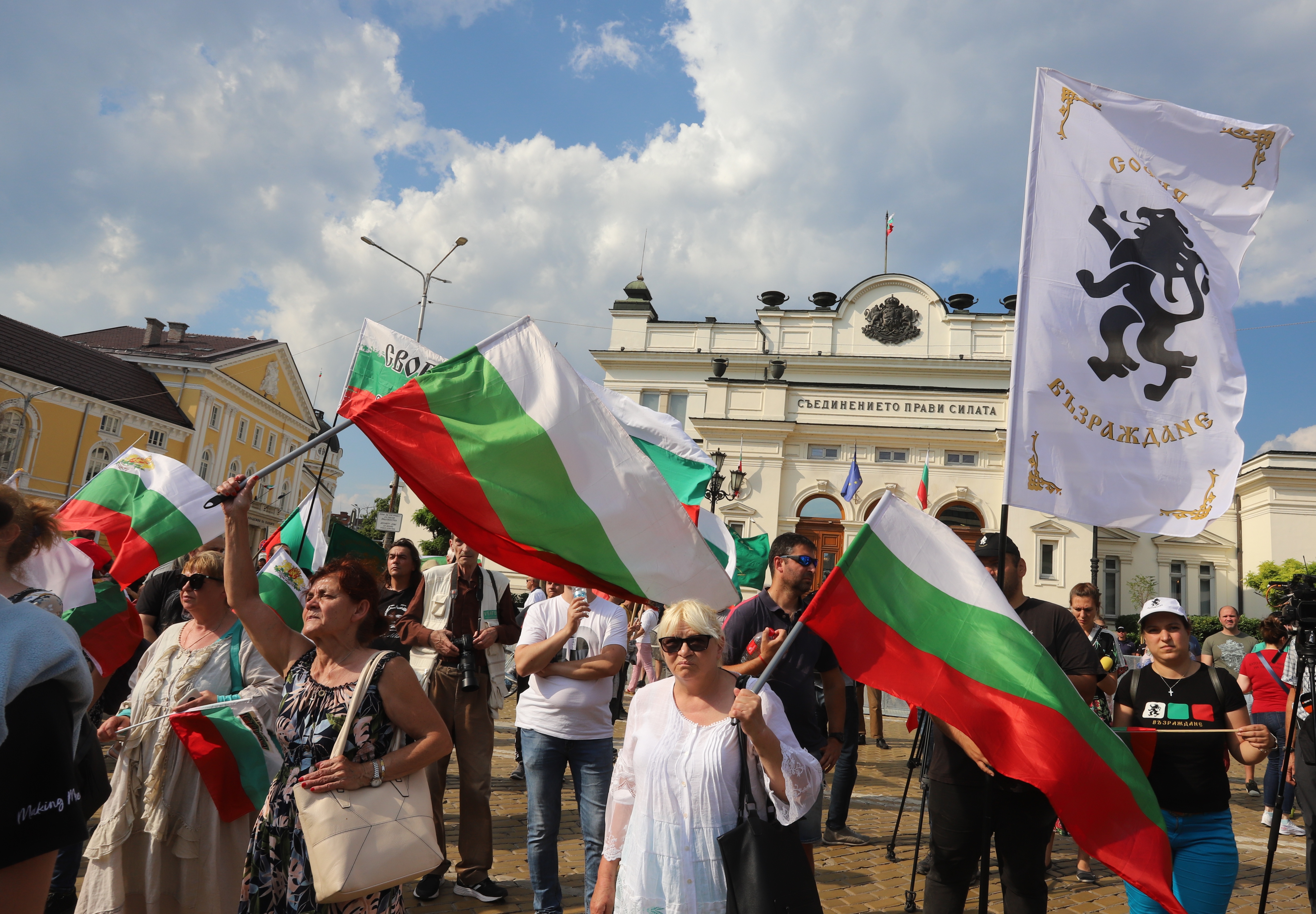 <p>Привърженици на партия &bdquo;Възраждане&ldquo; протестират пред парламента с искане за оставка на правителството. Събралите се скандират &bdquo;Оставка&ldquo;. Издигнат е плакат с надпис: &quot;Историята на България не се продава&quot;. Към протестиращите се присъединиха и депутати от партията</p>