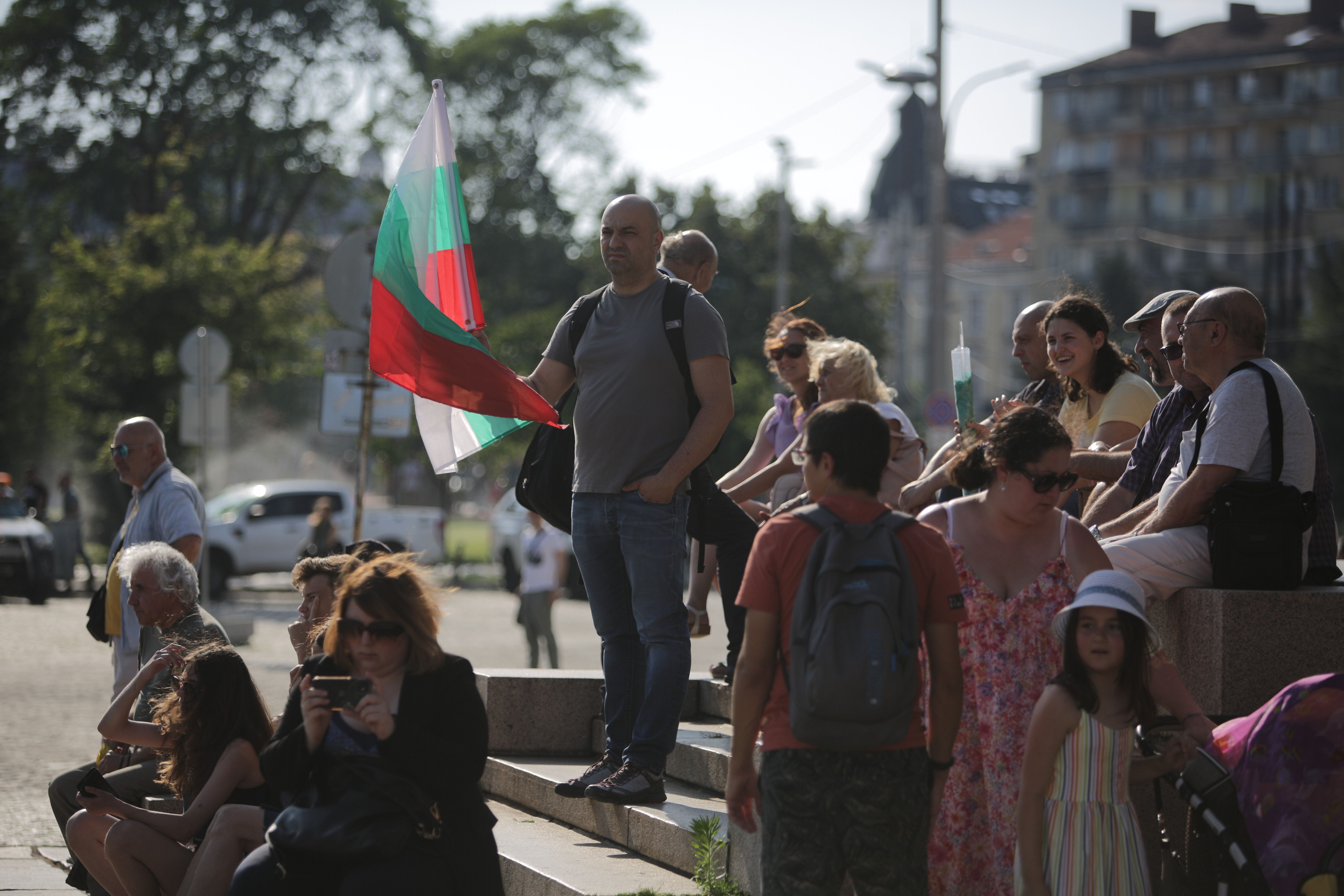 <p>Граждани се събраха на мирен протест в подкрепа на правителството на площад &bdquo;Свети Александър Невски&ldquo;. Исканията на демонстрантите са: България без корупция; да няма обединение между ГЕРБ, ДПС, &quot;Възраждане&quot; и &quot;Има такъв народ&quot;.</p>