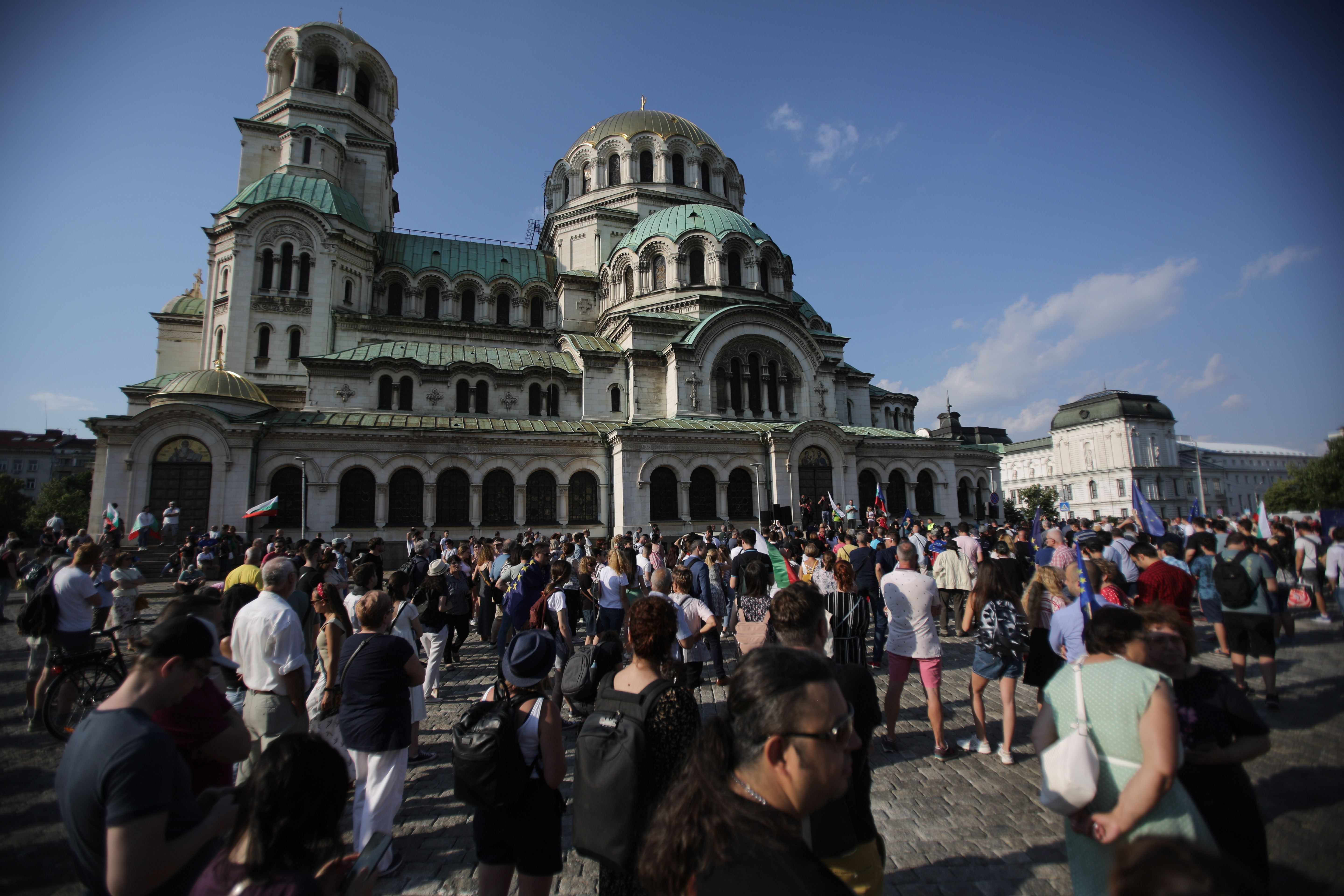 <p>Граждани се събраха на мирен протест в подкрепа на правителството на площад &bdquo;Свети Александър Невски&ldquo;. Исканията на демонстрантите са: България без корупция; да няма обединение между ГЕРБ, ДПС, &quot;Възраждане&quot; и &quot;Има такъв народ&quot;.</p>