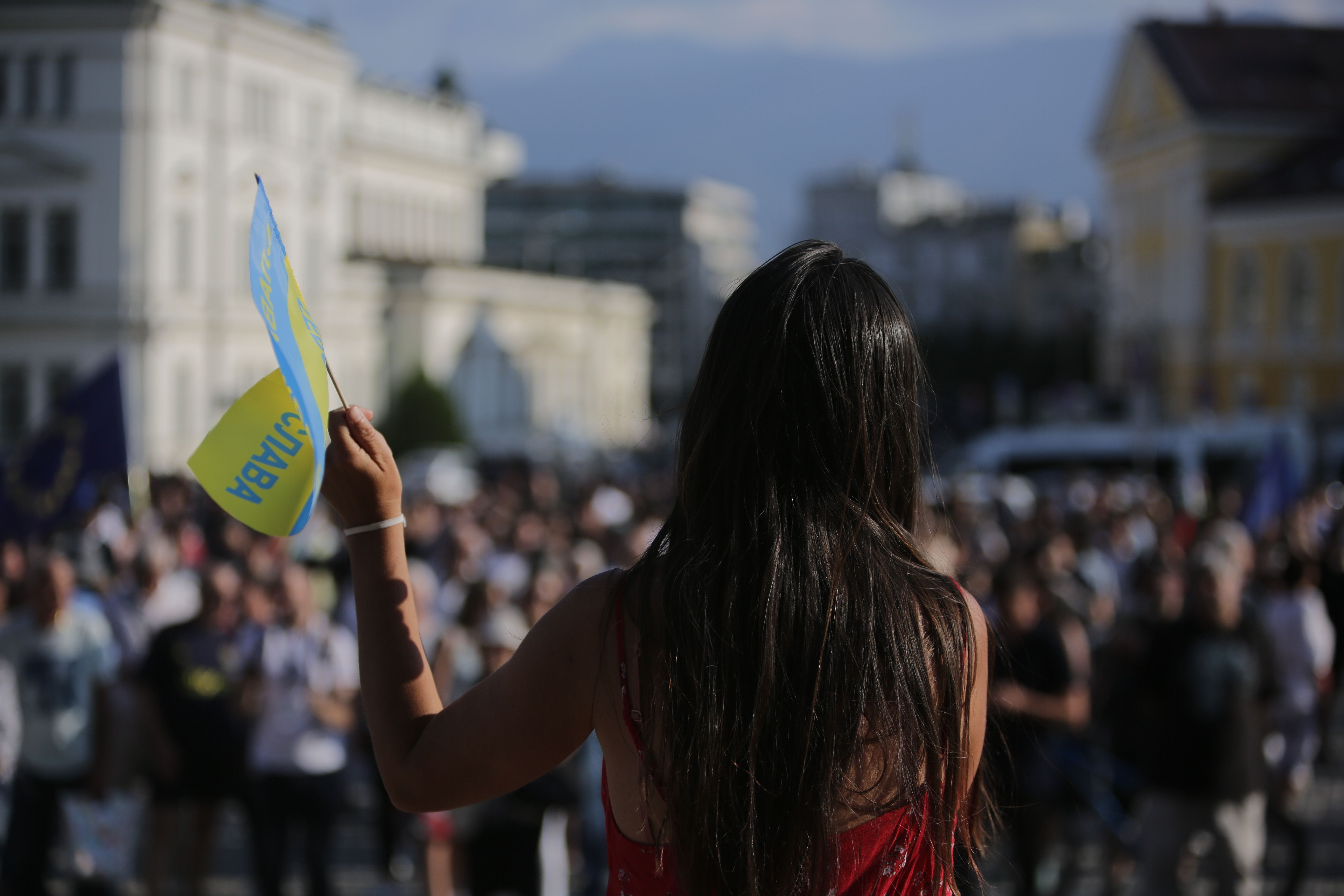 <p>Граждани се събраха на мирен протест в подкрепа на правителството на площад &bdquo;Свети Александър Невски&ldquo;. Исканията на демонстрантите са: България без корупция; да няма обединение между ГЕРБ, ДПС, &quot;Възраждане&quot; и &quot;Има такъв народ&quot;.</p>