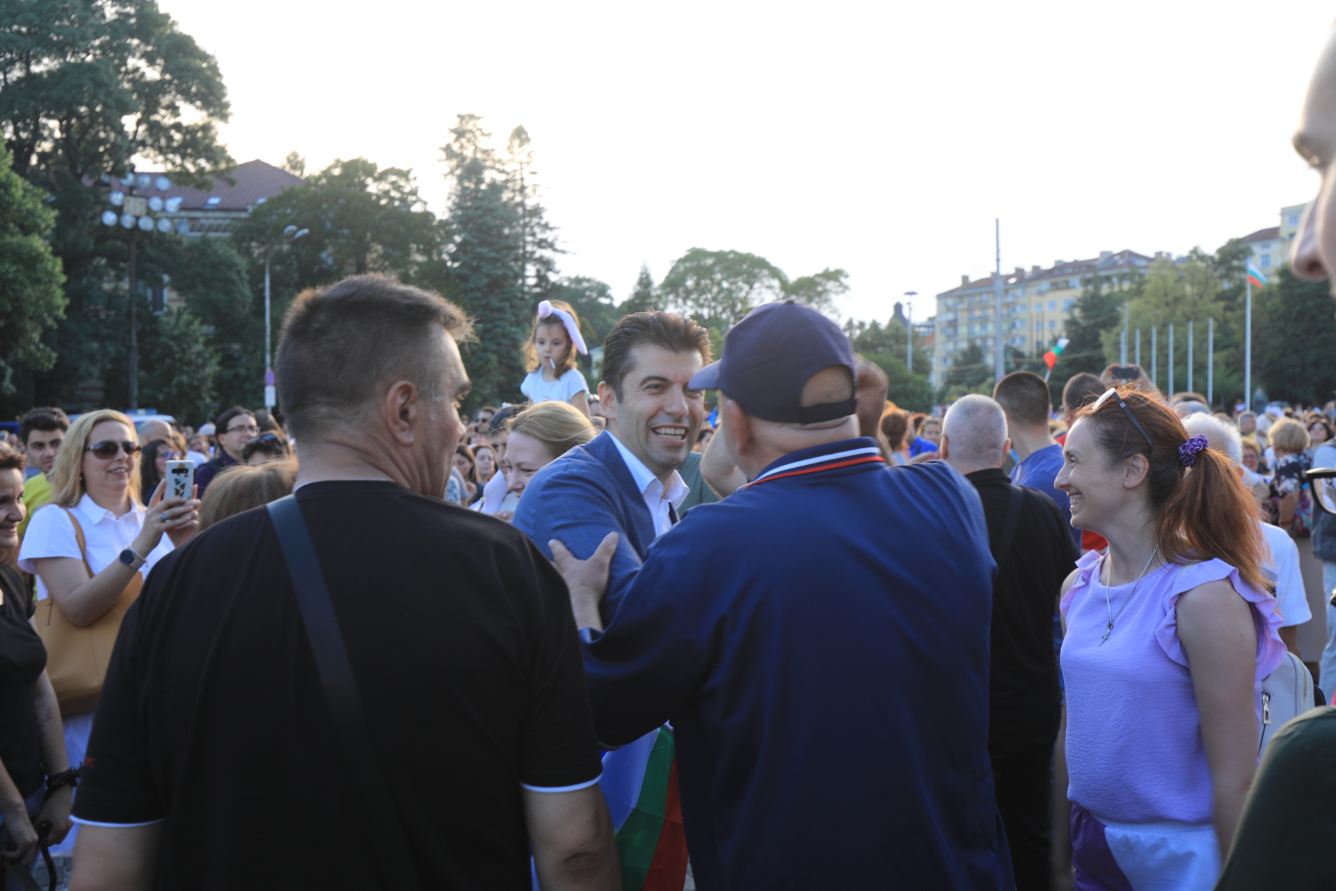 <p>Граждани се събраха на мирен протест в подкрепа на правителството на площад &bdquo;Свети Александър Невски&ldquo;. Исканията на демонстрантите са: България без корупция; да няма обединение между ГЕРБ, ДПС, &quot;Възраждане&quot; и &quot;Има такъв народ&quot;.</p>