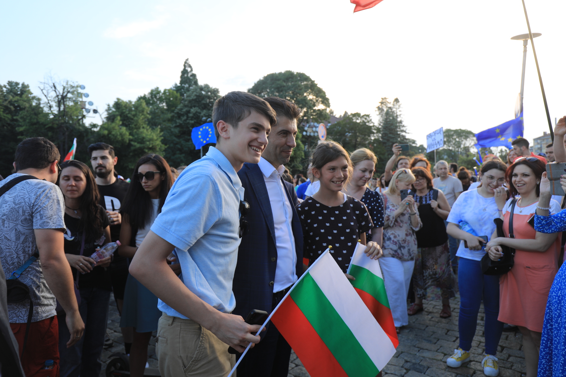 <p>Граждани се събраха на мирен протест в подкрепа на правителството на площад &bdquo;Свети Александър Невски&ldquo;. Исканията на демонстрантите са: България без корупция; да няма обединение между ГЕРБ, ДПС, &quot;Възраждане&quot; и &quot;Има такъв народ&quot;.</p>