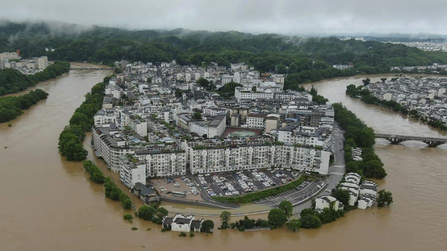 Цели градове под водата в Китай, евакуират хиляди