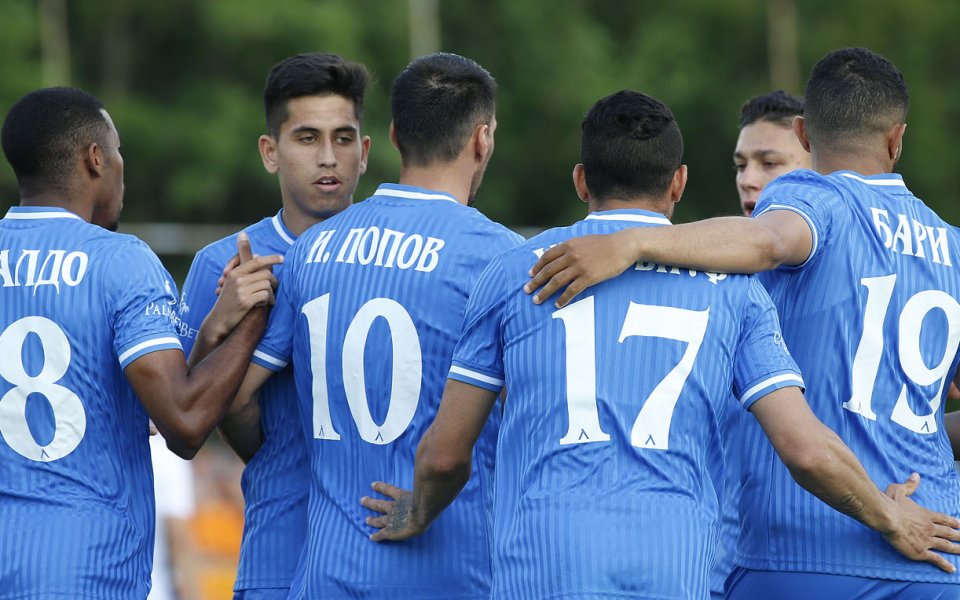 Стартовите 11 на "сините" за контролата с Академия Пандев са