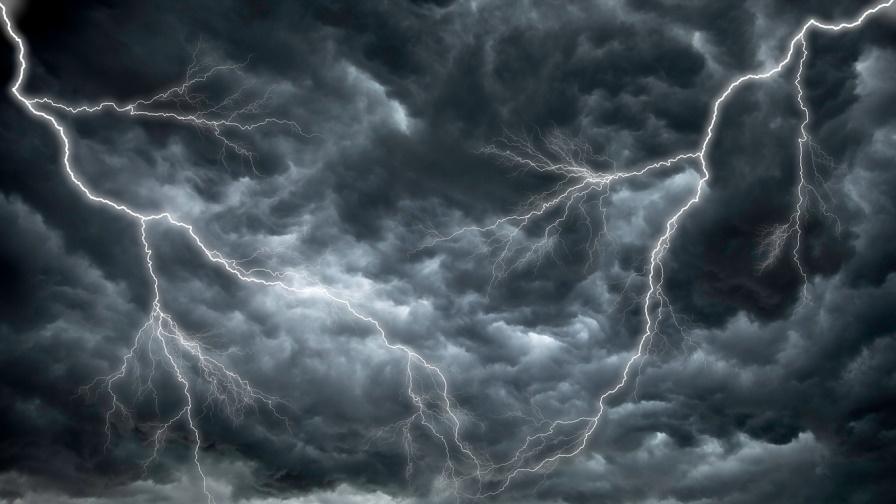 Мощни бури връхлетяха Сърбия, порои в Нови Сад и Белград