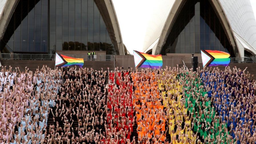 С цветове, пера и знамена: Сидни приветства Световния прайд фест 2023