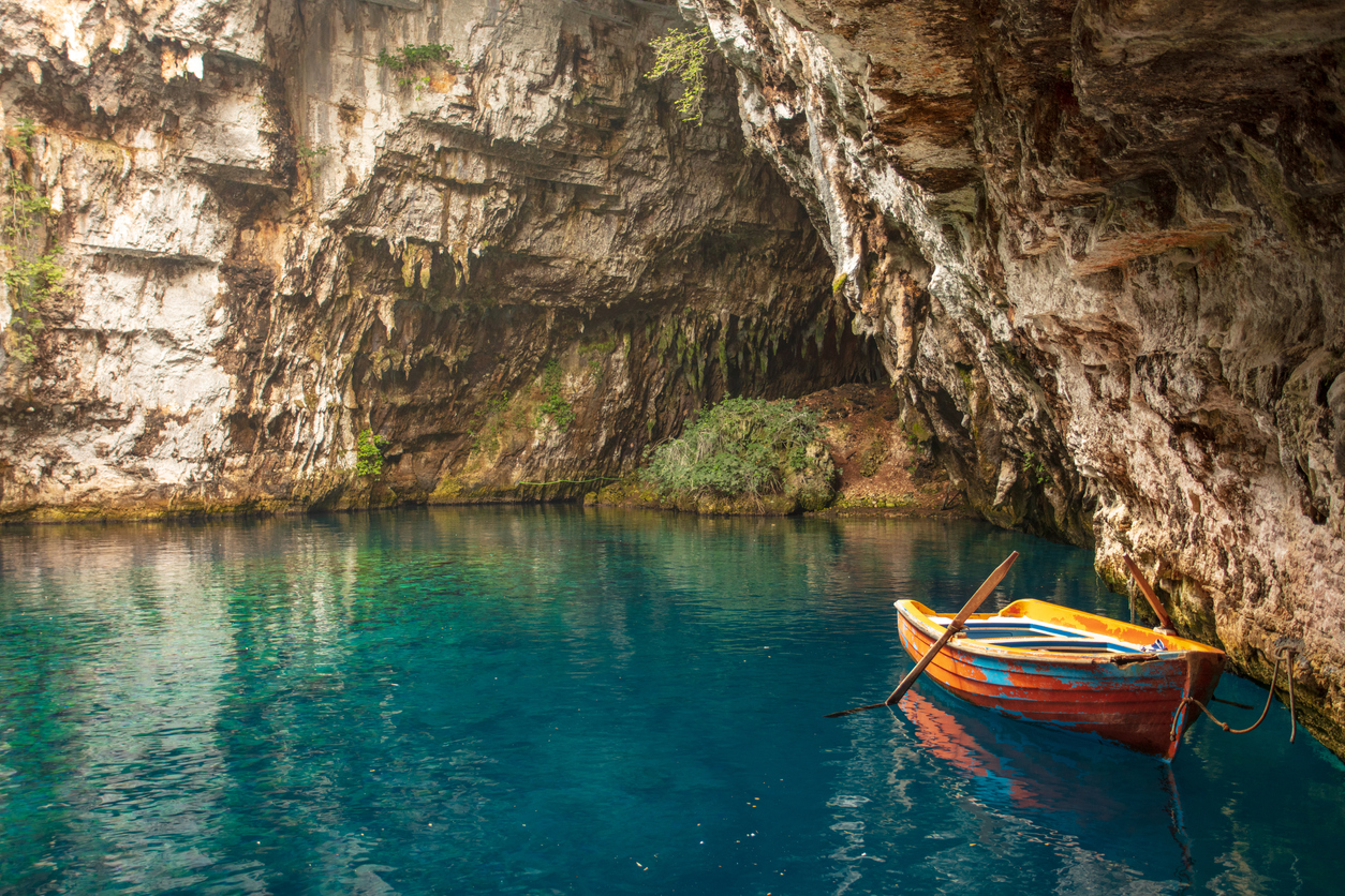<p><strong>Пещерата Мелисани</strong>&nbsp;- намира се на остров Кефалония, в близост до курорта Сами. Тя е с открит таван, а в нея има и езеро.</p>