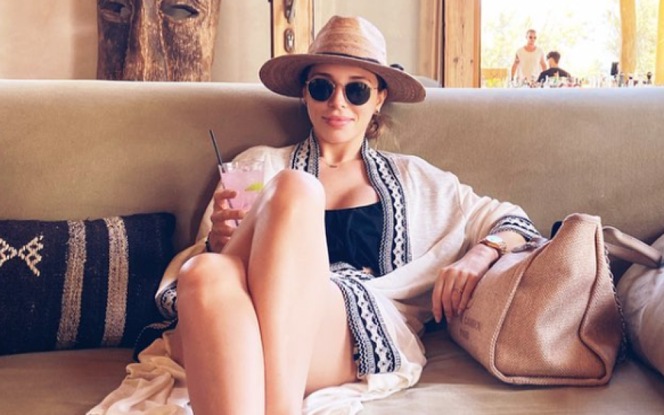 Мика показа и как разпуска с коктейли и плаж. Тя