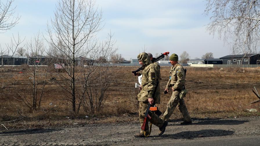 Войници на украинската армия патрулират на контролно-пропускателен пункт близо до Черкаси, Украйна, 26 март 2022 г.