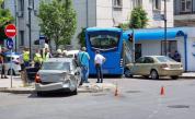 <p>Автобус&nbsp;в Бургас удари три автомобила, след което се блъсна в ограда</p>