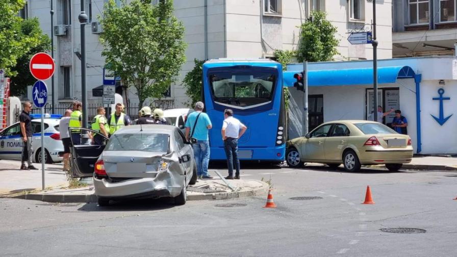 <p>Автобус&nbsp;в Бургас удари три автомобила, след което се блъсна в ограда</p>