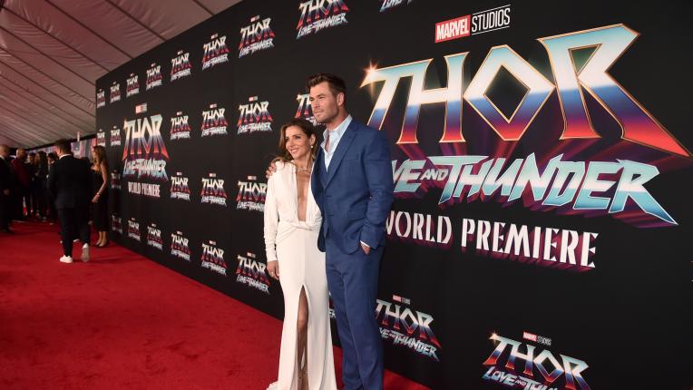  Великолепие в бяло и синьо: Елза Патаки и Крис Хемсуърт на аления килим в Лос Анджелис 