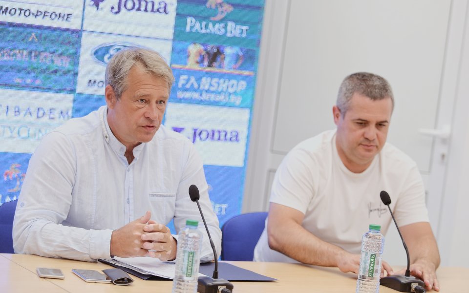 Пресконференция на Иво Ивков