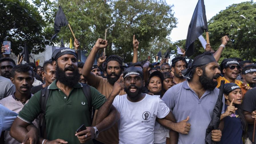 Кризата в Шри Ланка се задълбочава: Протести...