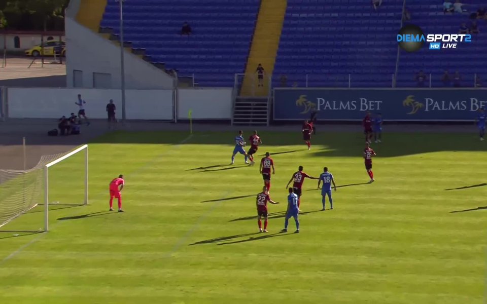 Левски успя да изравни в последната атака за първата част.