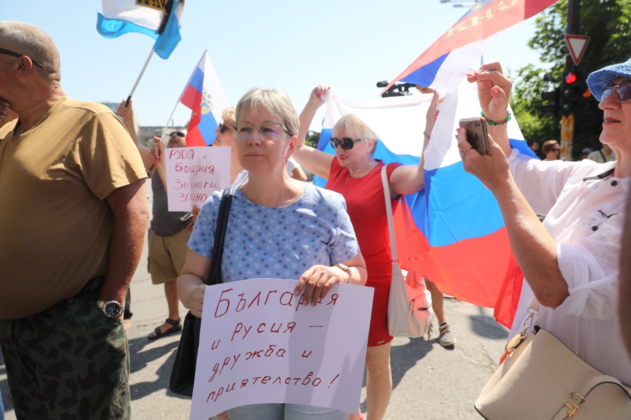 <p>Шествие в подкрепа на Русия пред руското посолство в София</p>