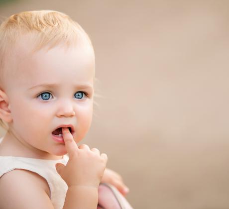 Първите месеци от живота на едно бебе минават в хранене