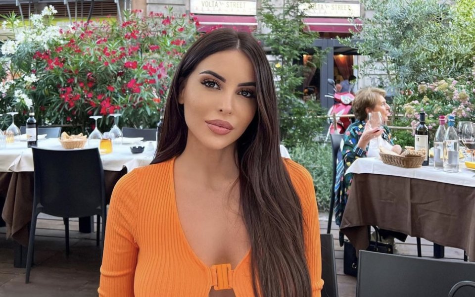 Прелестната определено има какво да покаже и не спира да